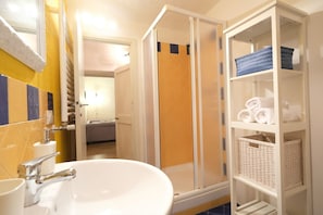 Dusche, Haartrockner, Bidet, Handtücher