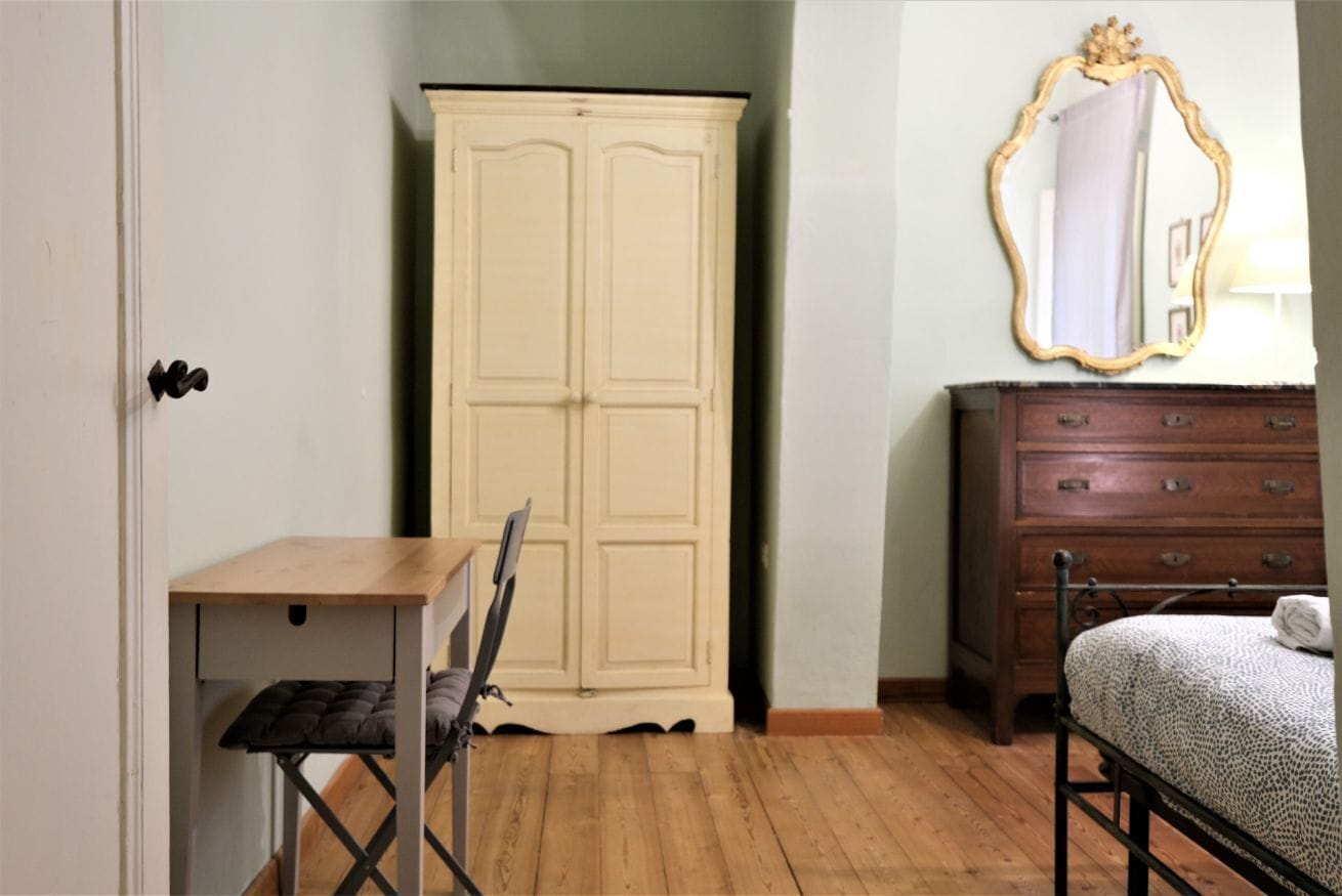 2 عدّة غرف نوم ومكواة/لوح كي وواي فاي وملاءات أسرّة