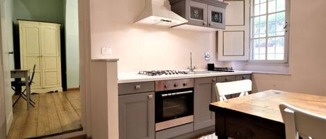 Microonde, forno, piano cottura, lavastoviglie