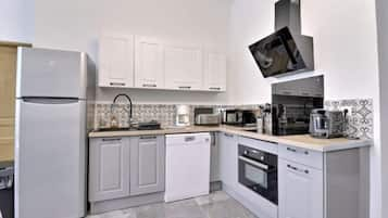 Deluxe Apartment | Private kitchen | Microwave, oven, stovetop, electric kettle