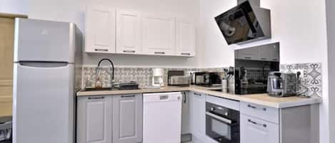 Deluxe Apartment | Private kitchen | Microwave, oven, stovetop, electric kettle