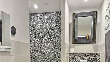 Deluxe-Studiosuite | Badezimmer | Kostenlose Toilettenartikel, Haartrockner