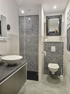 Deluxe Studio Suite | Bathroom | Free toiletries, hair dryer