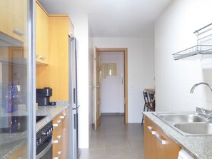 Fridge, microwave, oven, coffee/tea maker - Charming 3-Bedroom Apartment with WIFI, Near Puerto Beach, Valencia (Puerto de Sagunto)