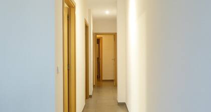 Charming 3-Bedroom Apartment with WIFI, Near Puerto Beach, Valencia