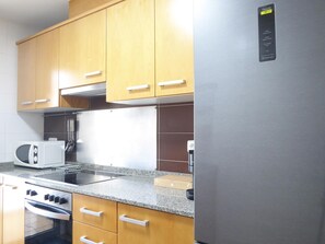 Fridge, microwave, oven, coffee/tea maker