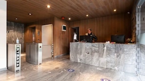 A reception area with a marble counter, wooden panel walls, and a ceiling with recessed lighting. - w* | Comfy Loft near Polanco (Ciudad de México)