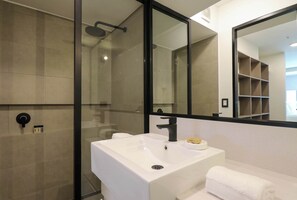 Shower, hair dryer, towels, shampoo - w* | Captivating 1BR in San Isidro (San Isidro)