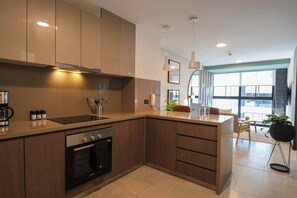 冷蔵庫、電子レンジ、オーブン、コンロ