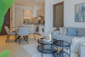 Apartamento Deluxe | Zona de estar | Smart TV de 55 pulgadas con canales por cable