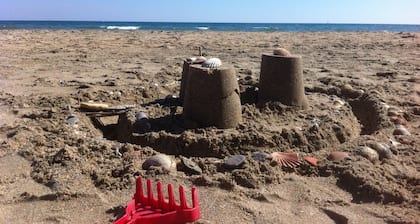 Charmante Wohnung, Garten, Parkplatz, 100m vom Strand in Sète