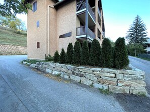 Exterior - Stylish 2-Room Cabin Apartment - Sleeps 4 - Near Pistes & Village Center (La Salle-les-Alpes)