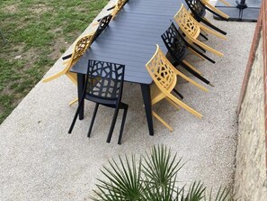 Outdoor dining - Charming Villa with Private Garden, Modern Amenities, and Prime Location in Loire Valley (Sepmes)