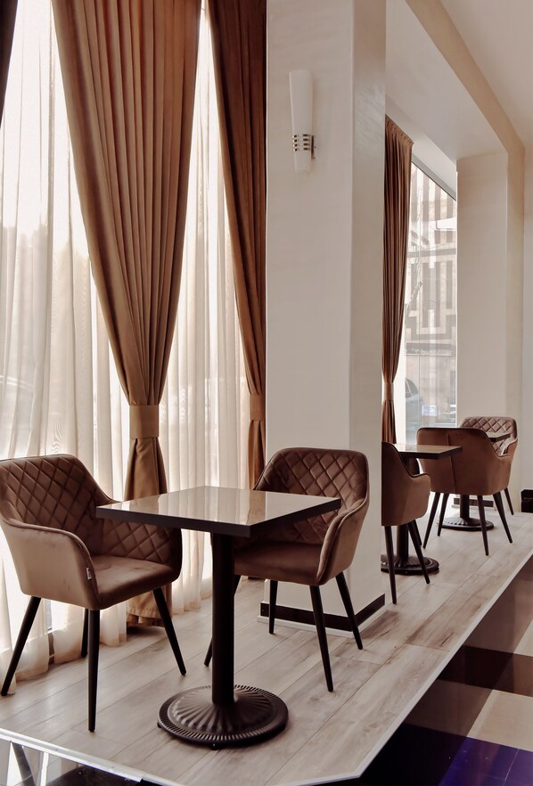 朝食 (フル ブレックファスト)、毎日提供 (無料)