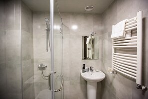 Ilmaiset hygieniatuotteet, hiustenkuivaaja, tohvelit