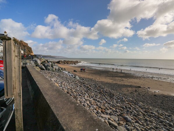 Beach nearby - Cwtch Apartment - Pen Coed (Narberth)