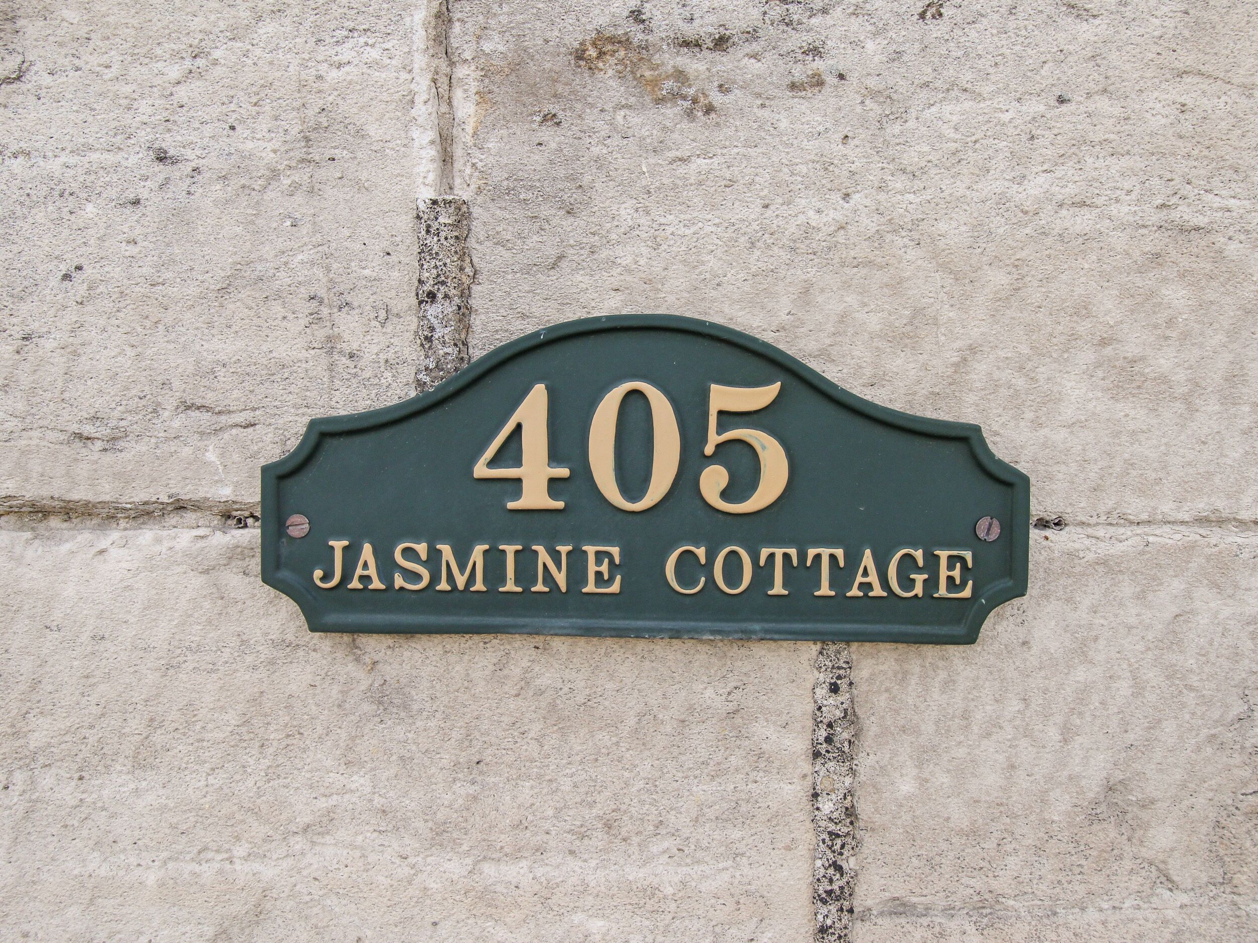 Une plaque de numéro de maison pour le 405, Jasmine Cottage.