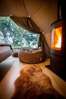 1 habitación, decoración personalizada, muebles diferentes y escritorio