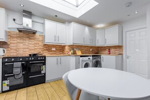 Micro-ondes, four, lave-vaisselle, grille-pain