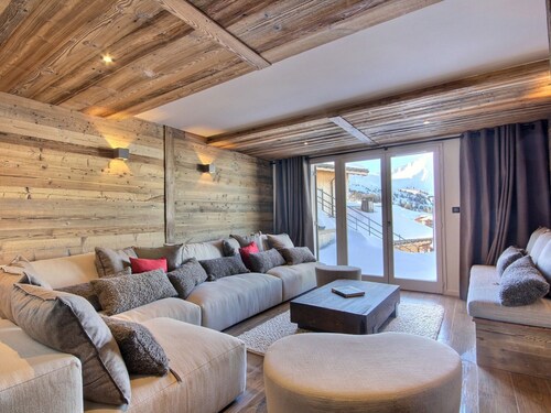 Stunning renovated chalet, luxury amenities, sauna