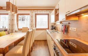 Kylskåp, mikrovågsugn, spishäll och diskmaskin