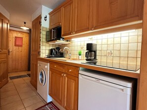 Fridge, microwave