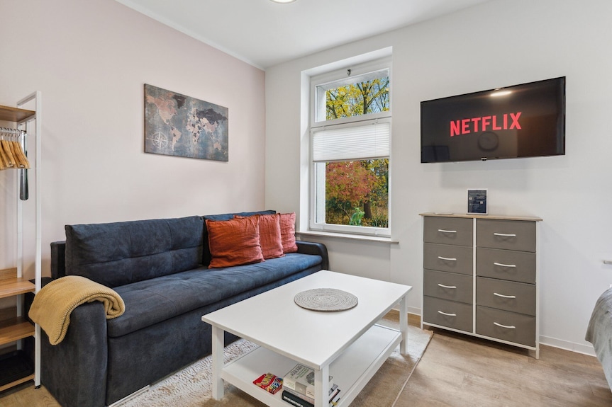 Vorstadtoase Für 3 - Queensize-bett, Netflix, Schlafcouch, Parken, Modernem Bad - Eichwalde