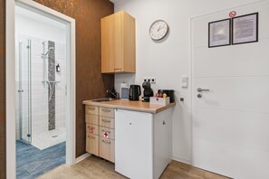 Douche, articles de toilette écologiques, sèche-cheveux