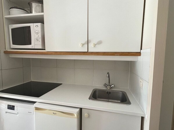 Fridge, microwave, dishwasher, cookware/dishes/utensils