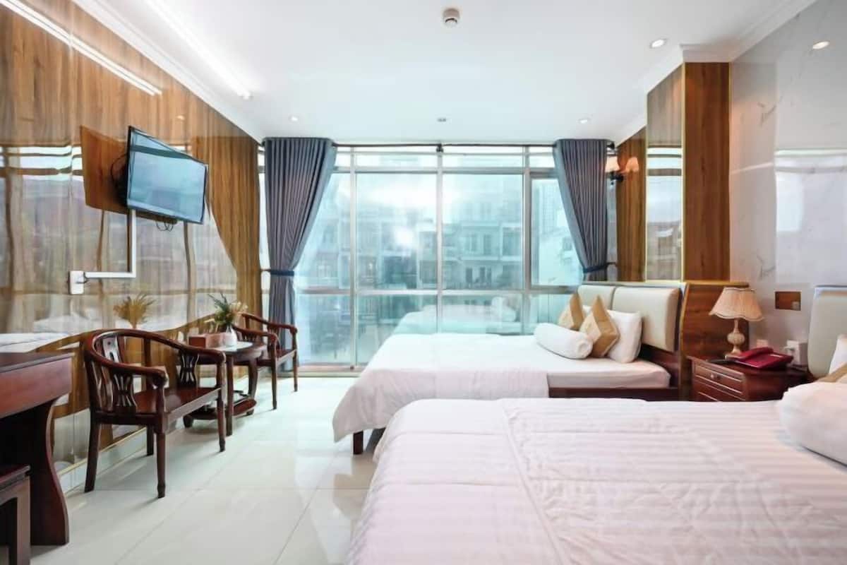 Hypo-allergenic bedding, free minibar, individually decorated