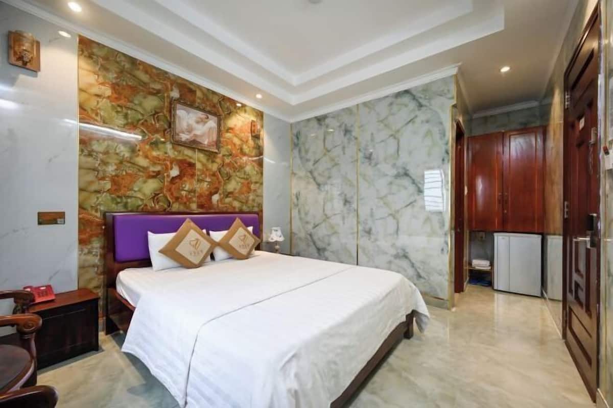 Hypo-allergenic bedding, free minibar, individually decorated