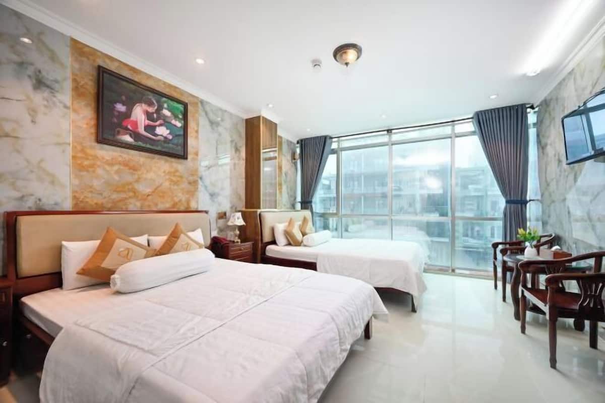 Hypo-allergenic bedding, free minibar, individually decorated