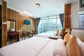 Chambre quadruple Deluxe, baignoire, vue sur la ville | Literie hypoallergénique, articles de minibar gratuits, décor unique
