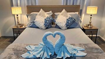 1 Schlafzimmer, Zimmersafe, Schreibtisch, Bügeleisen/Bügelbrett