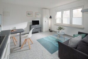 Fernseher, Tischtennisplatte, Bücher, Stereoanlage