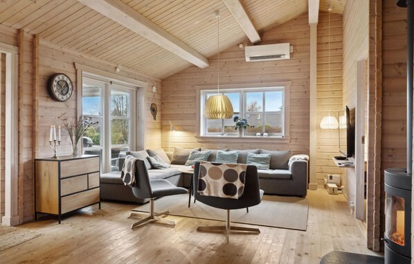 Smart TV, fireplace - Amazing home in Væggerløse with sauna (Væggerløse)