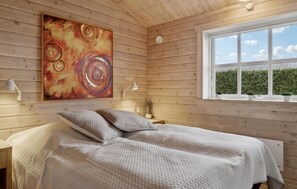 4 bedrooms, travel cot, free WiFi - Amazing home in Væggerløse with sauna (Væggerløse)