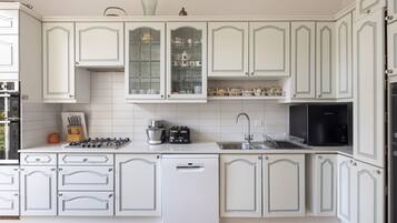 Frigorifero, forno, piano cottura, lavastoviglie