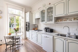 Fridge, oven, stovetop, dishwasher - Courtside Charms, by Veeve (London)