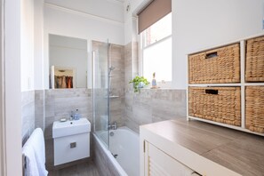 Shower, hair dryer, towels - Courtside Charms, by Veeve (London)