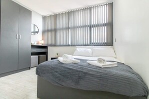 Desk, iron/ironing board, bed sheets - Convenient & Bright Budget Studio in Sunderland (Sunderland)