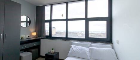 Bureau, fer et planche à repasser, draps fournis