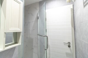 Shower, hair dryer, towels - Convenient & Bright Budget Studio in Sunderland (Sunderland)