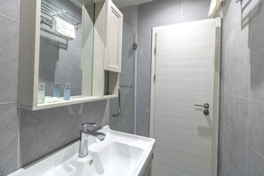 Douche, séchoir à cheveux, serviettes fournies