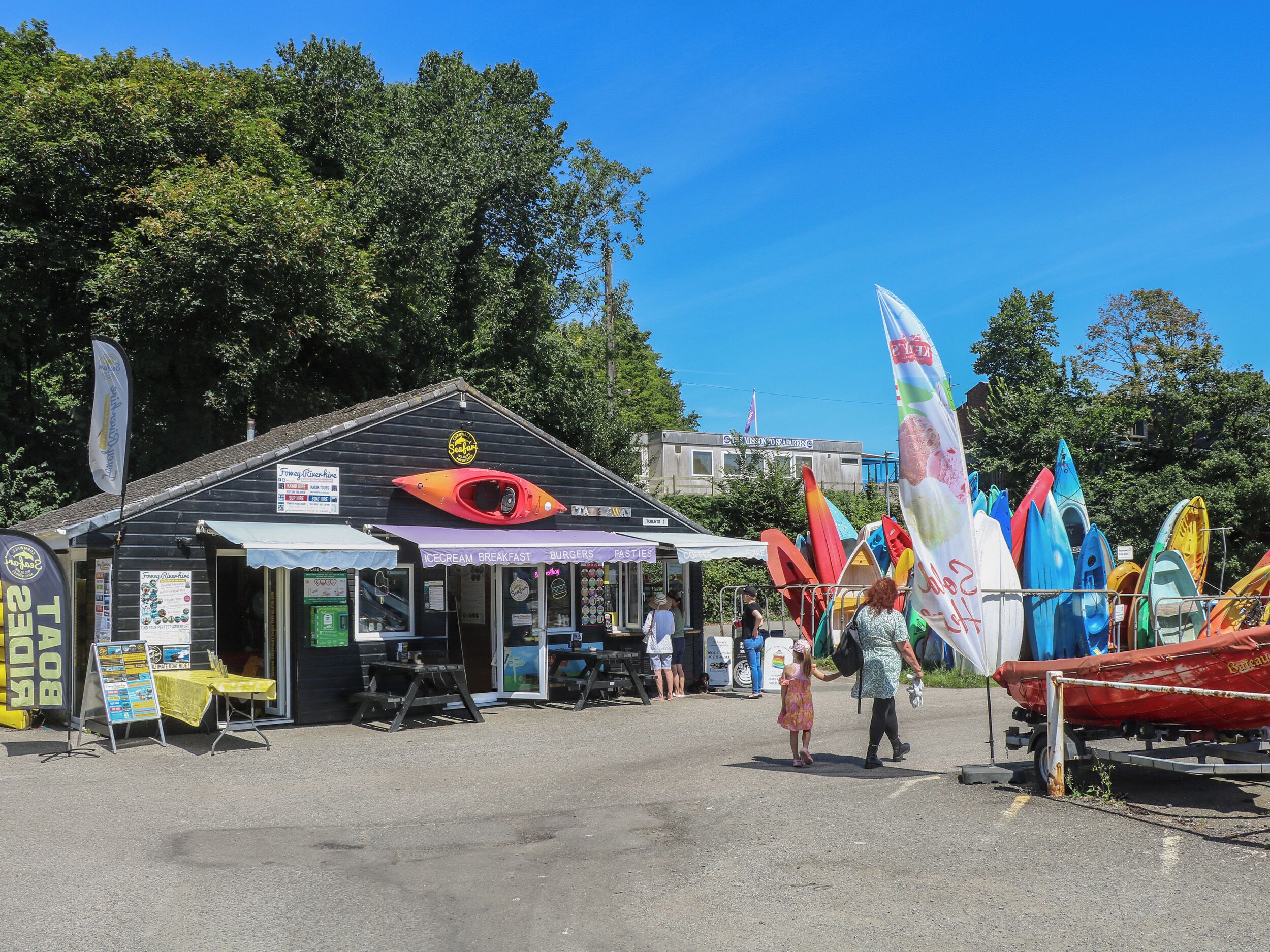 Ein kleines Gebäude mit einem Schild, auf dem 'Fanny Richeir' und 'Ice Cream Breakfast Burgers' steht.