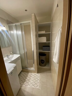 Haartrockner, Handtücher, Seife, Toilettenpapier