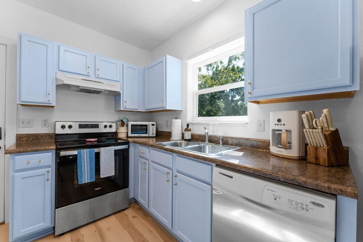 Refrigerador, microondas, horno y parrilla de estufa 