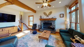 Televisión, chimenea, oficina