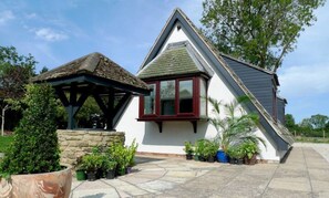 Exterior - Woodland Lodge luxury rural retreat, sleeps 10-14
 (Eastrington)