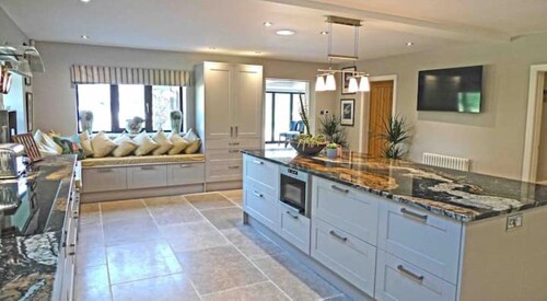 Woodland Lodge luxury rural retreat, sleeps 10-14
